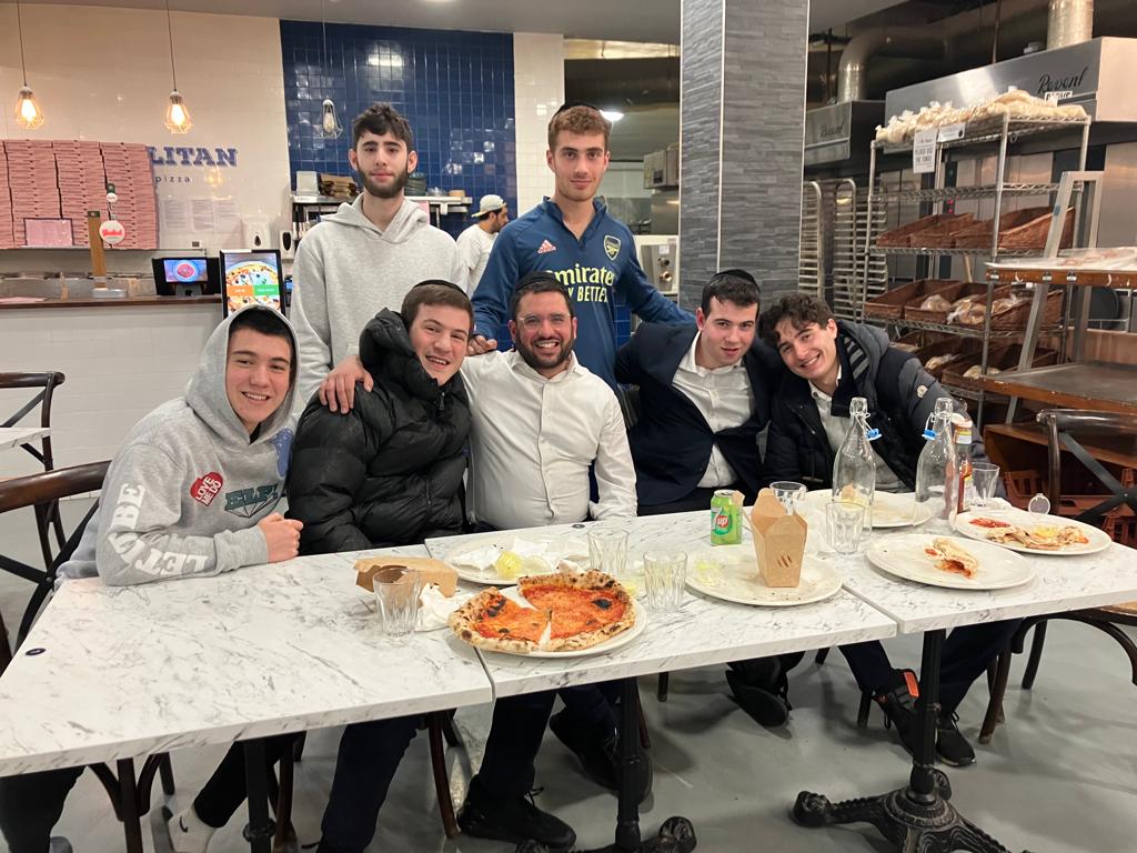 Rabbi Aidyn with students at a pizza night
